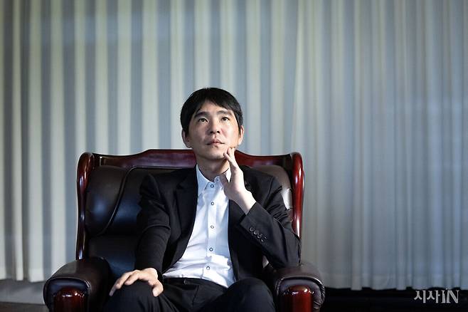 8월25일 이세돌 전직 프로 바둑기사가 <시사IN> 편집국에서 인터뷰를 마친 후 사진 촬영을 하고 있다. ⓒ시사IN 박미소