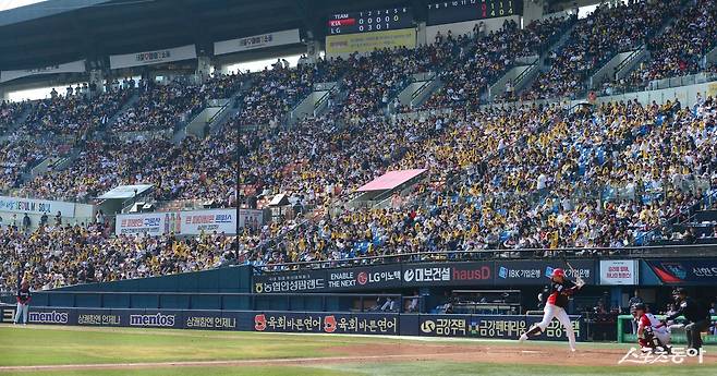 KBO는 전날(11일) 출범 44번째 시즌에 정규시즌 누적 관중 2억 명을 달성했다. 스포츠동아DB