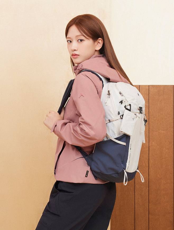 네파 2025 FW 시즌 룩북을 선보이는 모델 안유진