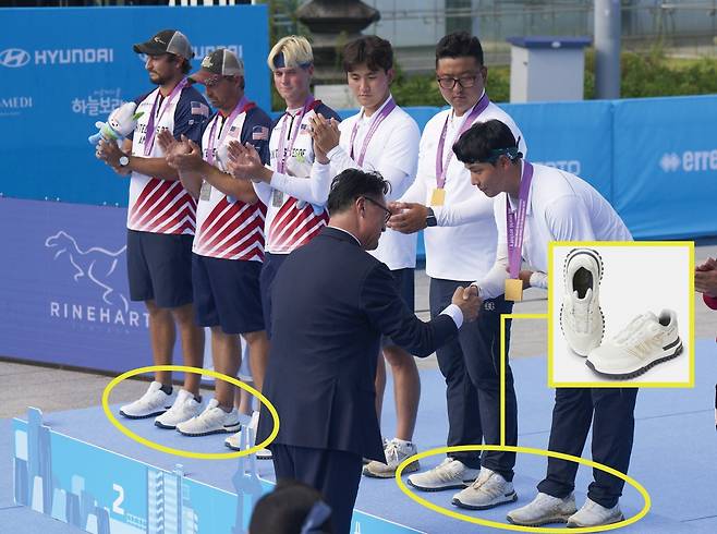 리커브 남자 단체전 결승 포디움에서 한국과 미국 양궁 선수단이 신고 있는 코오롱스포츠 양궁화 ‘아처삭스’