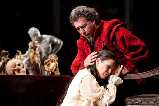 Alberto Gazale가 리골레토로 열연하는 장면 Teatro Pérez Gadós