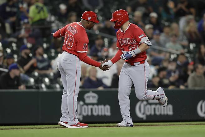 LA 에인절스 트라웃이 12일 시애틀전에서 5회 홈런을 친 뒤 3루 코치 보 포터와 하이파이브를 하고 있다. AP연합뉴스