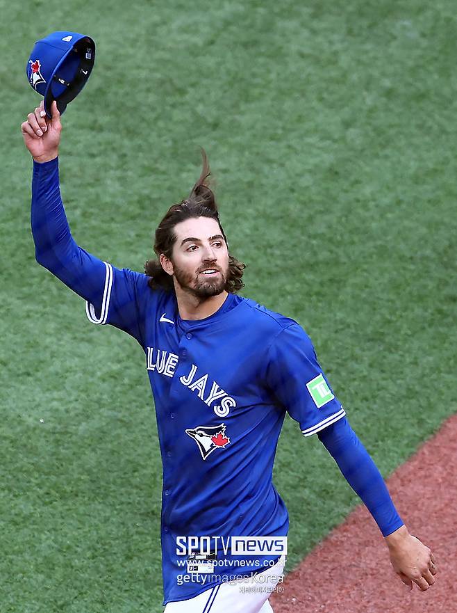 ▲ 모자를 벗어 관중들에게 화답한 케빈 가우스먼.