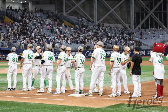 키움 선수들이 11일 NC전 승리 후 하이파이브를 하고 있다. /사진=키움 히어로즈 제공
