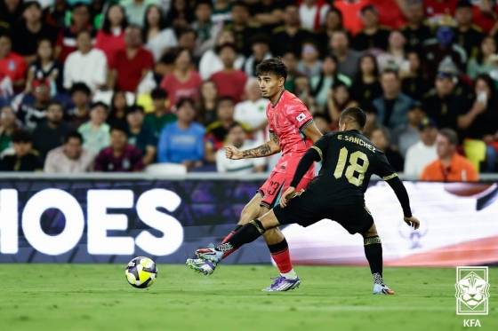 옌스 카스트로프(왼쪽)가 10일(한국시간) 미국 테네시주 내슈빌의 지오디스파크에서 열린 멕시코와 친선경기에서 오른발 패스를 시도하고 있다. /사진=대한축구협회(KFA) 제공