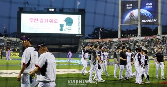 우천 취소가 된 직후 인사를 하기 위해 나오는 LG 선수단. /사진=강영조 선임기자