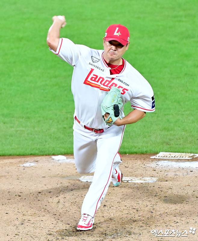 6일 오후 인천SSG랜더스필드에서 열린 '2025 신한 SOL Bank KBO리그' 삼성 라이온즈와 SSG 랜더스의 경기, 7회초 SSG 노경은이 공을 힘차게 던지고 있다. 엑스포츠뉴스 DB