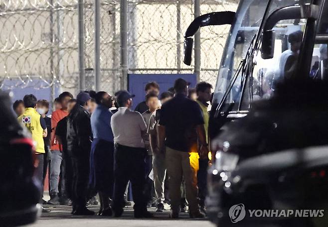 '기다리던 집으로' (포크스턴[미국 조지아주]=연합뉴스) 윤동진 기자 = 이민단속으로 체포됐던 현대차-LG엔솔 배터리공장 건설 현장 직원들이 애틀랜타 공항으로 향하기 위해 11일(현지시간) 미국 조지아주 포크스턴의 이민세관단속국(ICE) 구금시설을 나서며 버스에 탑승하고 있다. 2025.9.11 mon@yna.co.kr