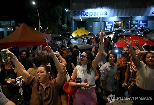 11일(현지시간) 브라질 대법원 판결에 환호하는 주민들 [브라질리아 AFP=연합뉴스. 재판매 및 DB 금지]