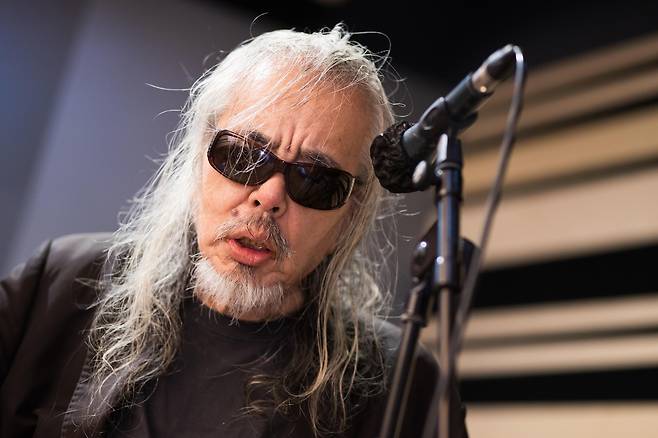 밴드 들국화 40주년 콘서트를 앞두고 연습 중인 전인권 (서울=연합뉴스) 류효림 기자 = 가수 전인권이 밴드 들국화 40주년 콘서트를 앞두고 서울 마포구의 한 합주실에서 연습하고 있다. 2025.9.12 ryousanta@yna.co.kr