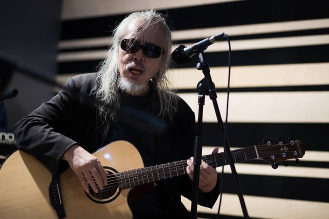 밴드 들국화 40주년 콘서트를 앞두고 연습 중인 전인권 (서울=연합뉴스) 류효림 기자 = 가수 전인권이 밴드 들국화 40주년 콘서트를 앞두고 서울 마포구의 한 합주실에서 연습하고 있다. 2025.9.12 ryousanta@yna.co.kr