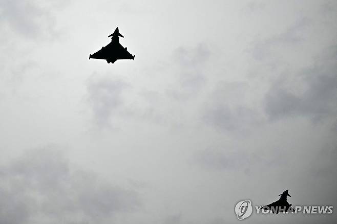 유로파이터 전투기들이 지난 2024년 9월 독일 브란덴부르크 공항 상공을 비행하고 있다. [AFP=연합뉴스 자료사진]