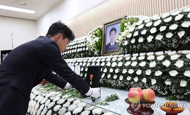 고 이재석 경사에 훈장 추서하는 강훈식 대통령비서실장 (인천=연합뉴스) 임순석 기자 = 강훈식 대통령비서실장 12일 인천 동구의 한 장례식장에 마련된 해양경찰관 고(故) 이재석 경사 빈소를 찾아 훈장을 추서하고 있다. 
    이 경사는 지난 11일 인천 옹진군 영흥도 갯벌에 고립된 70대 A씨를 구조하는 과정에서 자신이 착용했던 구명조끼를 A씨에게 입혀준 뒤 함께 헤엄쳐 나오다 실종됐다. 2025.9.12 soonseok02@yna.co.kr