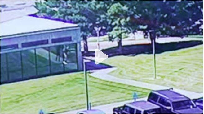 찰리 커크 암살범 추정 인물 도주 영상 공개 [미국 연방수사국(FBI) 등이 참여한 합동수사팀 공개 영상. DB 및 재판매 금지]