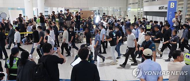 미국에서 귀국한 한국근로자들 (영종도=연합뉴스) 이진욱 기자 = 미국 이민당국에 의해 조지아주에 구금됐던 한국인 근로자들이 12일 인천국제공항 제2여객터미널 입국장을 나서고 있다. 2025.9.12 [공동취재] cityboy@yna.co.kr