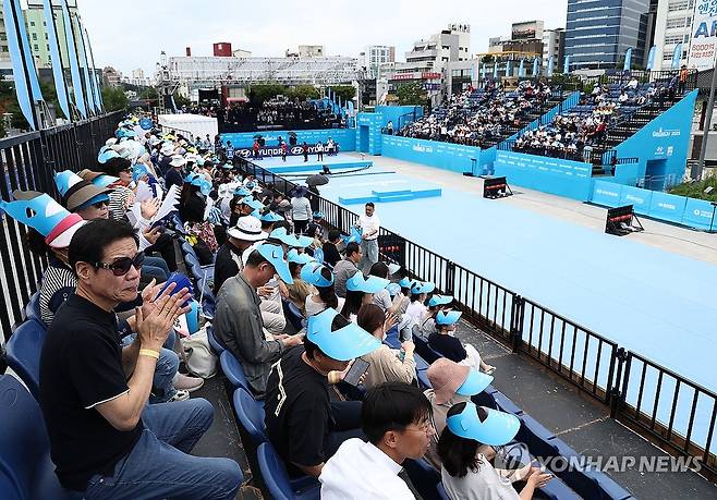 여자 개인전 응원 나선 시민들 (광주=연합뉴스) 김성민 기자 = 12일 광주 동구 국립아시아문화전당 5·18민주광장에서 열린 2025 세계양궁선수권대회 리커브 여자 개인전 16강에서 시민들이 응원을 하고 있다. 2025.9.12 ksm7976@yna.co.kr