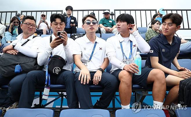 여자 개인전 응원 나선 양궁 남자 대표팀 (광주=연합뉴스) 김성민 기자 = 12일 광주 동구 국립아시아문화전당 5·18민주광장에서 열린 2025 세계양궁선수권대회 리커브 여자 개인전 16강에서 김우진(왼쪽 첫번째), 이우석(왼쪽 두번째), 김제덕(오른쪽 첫번째)이 경기를 지켜보고 있다. 2025.9.12 ksm7976@yna.co.kr