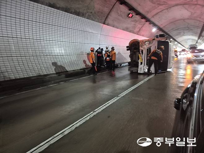 경찰과 여주소방서 직원들이 교통사고 현장을 수습하고 있다.