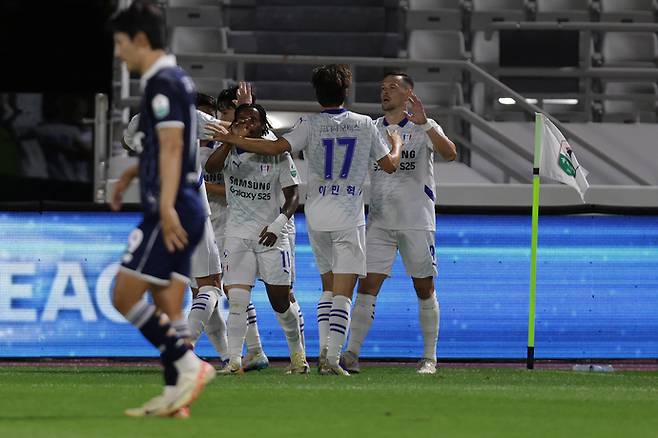 13일 서울 목동종합운동장에서 열린 하나은행 K리그2 2025 29라운드 수원 삼성과 서울 이랜드 경기서 결승골을 터트린 수원의 일류첸코가 동료들과 기쁨을 나누고 있다. 사진=한국프로축구연맹