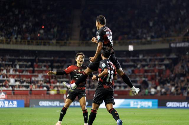 ▲ 13일 포항스틸야드에서 열린 울산과의 하나은행 K리그1 29라운드에서 이호재가 선제골을 터뜨린 뒤 골 세러머니를 하고 있다.