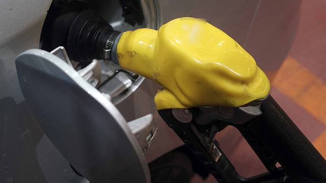 국내 주유소 휘발유와 경유 평균 판매가격이 5주 연속 하락했다. 이에 따라 대구와 경북지역의 기름값도 하락세를 이어갔다. 연합뉴스