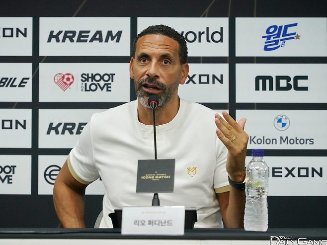 '실드 유나이티드'의 주장 리오 퍼디난드.