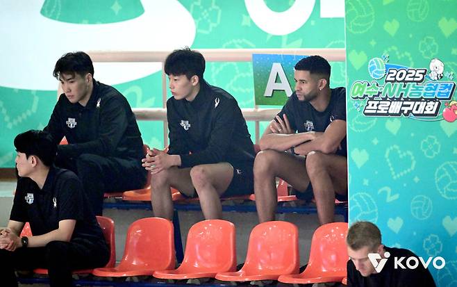 벤치에 앉아서 경기를 지켜보는 레오와 바야르사이한