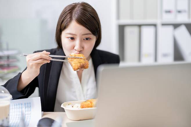 컴퓨터 앞에서 일을 하면서 식사를 하면 체중을 증가시킬 수 있다. 제대로 맛을 느끼지 못하고 많은 양을 빨리 먹을 수 있기 때문이다. [사진=클립아트코리아]