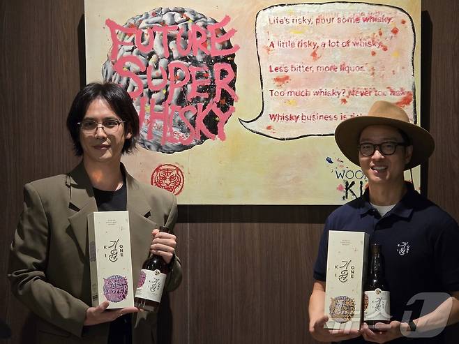 기원 위스키가 배우 겸 화가 박기웅 작가의 협업으로 탄생한 '기원 x 박기웅 스페셜 리저브'의 롯데백화점 단독 출시를 기념해 12일 잠실 에비뉴엘 '더 페어링' 매장에서 '기원 익스피리언스 – 아티스틱 고메' 행사를 진행했다. 왼쪽부터 박기웅 작가, 도정한 기원 위스키 대표. ⓒ News1 이형진 기자