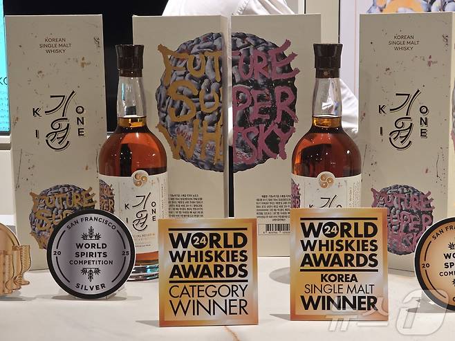 기원 위스키가 배우 겸 화가 박기웅 작가의 협업으로 탄생한 '기원 x 박기웅 스페셜 리저브'의 롯데백화점 단독 출시를 기념해 12일 잠실 에비뉴엘 '더 페어링' 매장에서 '기원 익스피리언스 – 아티스틱 고메' 행사를 진행했다.  ⓒ News1 이형진 기자