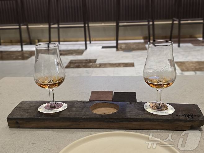 기원 위스키가 배우 겸 화가 박기웅 작가의 협업으로 탄생한 '기원 x 박기웅 스페셜 리저브'의 롯데백화점 단독 출시를 기념해 12일 잠실 에비뉴엘 '더 페어링' 매장에서 '기원 익스피리언스 – 아티스틱 고메' 행사를 진행했다.  왼쪽이 셰리 캐스크, 오른쪽이 뉴오크 캐스크 제품. ⓒ News1 이형진 기자