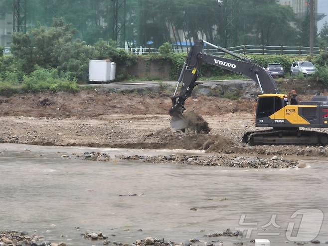 극심한 가뭄을 겪고 있는 강원 강릉지역에 많은 비가 내린 13일 오전 홍제동 남대천 임시취수장에 물이 불어난 모습. 2025.9.13/뉴스1 ⓒ News1 윤왕근 기자