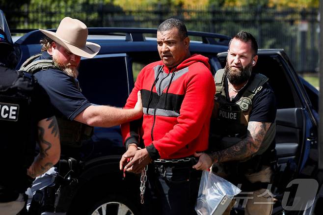 미국 일리노이주 시카고에서 9일(현지시간) 이민세관단속국(ICE) 요원들이 한 이주민을 체포하고 있다. 2025.9.9. ⓒ 로이터=뉴스1