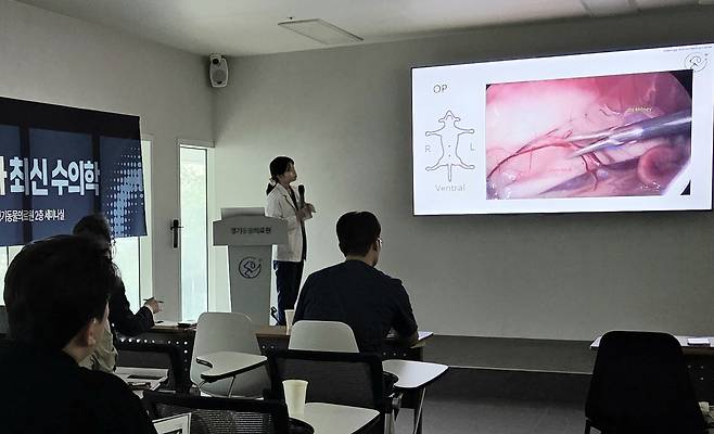 이기연 경기동물의료원 최소침습수술센터장이 13일 개원 세미나에서 '증례로 소개하는 카메라 수술의 다양한 적용'을 주제로 발표하고 있다. ⓒ 뉴스1 한송아 기자