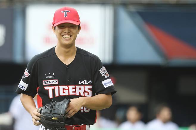 KIA 타이거즈 투수 이의리가 13일 열린 KBO리그 잠실 LG 트윈스전에서 6이닝 2실점 역투를 펼쳐 527일 만에 승리를 수확했다. (KIA 타이거즈 제공)