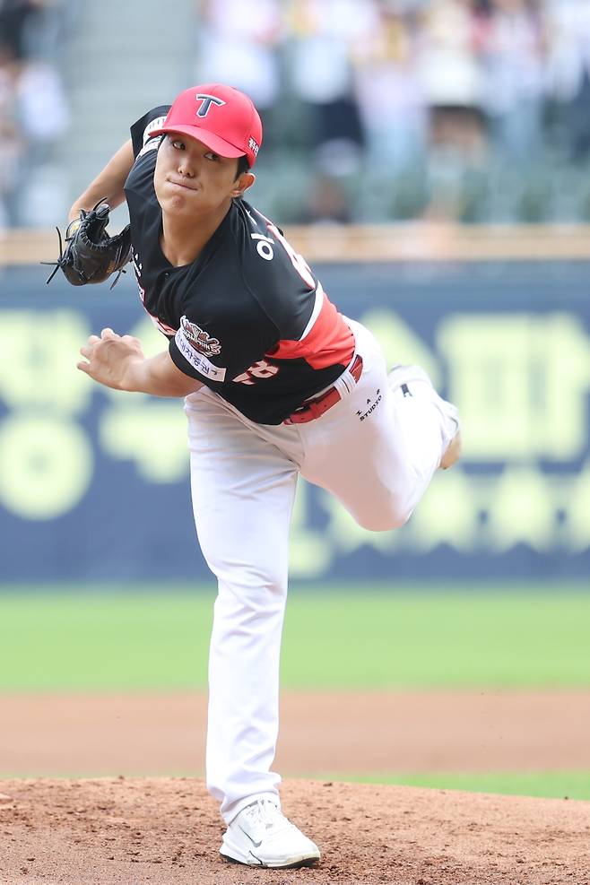 KIA 타이거즈 투수 이의리가 13일 열린 KBO리그 잠실 LG 트윈스전에서 6이닝 2실점 역투를 펼쳐 527일 만에 승리를 수확했다. (KIA 타이거즈 제공)