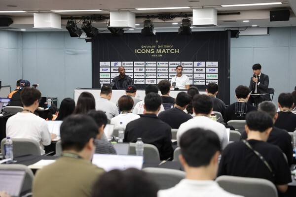 13일 상암월드컵경기장에 운집한 취재진 속 인터뷰를 갖는 리오 퍼디난드(우측)와 디디에 드록바(좌측). /사진=넥슨 제공