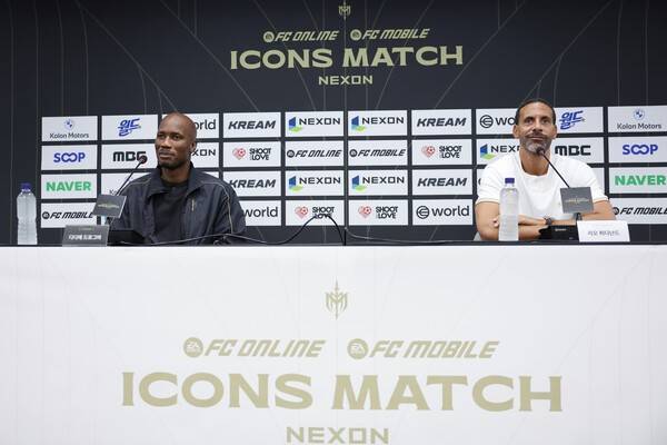 13일 상암월드컵경기장에 운집한 취재진 속 인터뷰를 갖는 리오 퍼디난드(우측)와 디디에 드록바(좌측). /사진=넥슨 제공