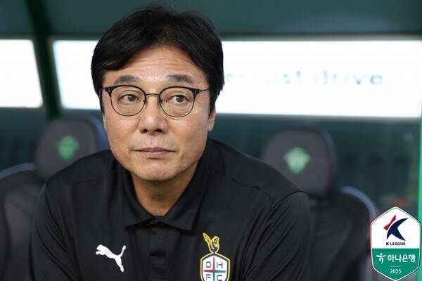13일 전주월드컵경기장에서 치러진 전북현대와의 하나은행 K리그1 2025 29라운드 경기에서 대전하나시티즌의 황선홍 감독이 그라운드를 바라보고 있다. /사진=한국프로축구연맹