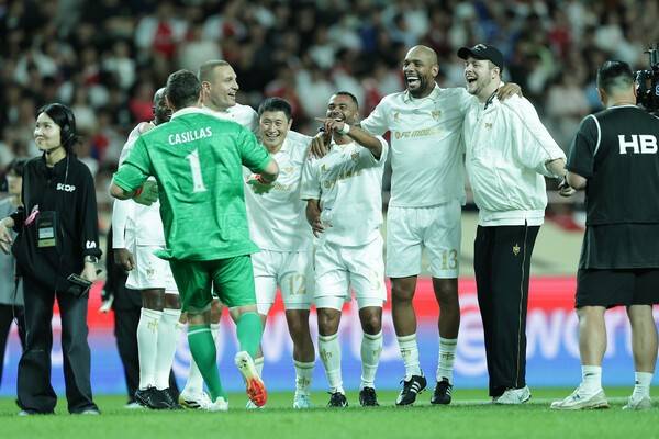 13일 서울 마포구 상암월드컵경기장에서 열린 2025 아이콘매치 이벤트 경기에서 기뻐하는 실드 유나이티드의 선수들. /사진=넥슨 제공