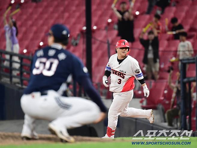 9회말 2사 후 두산 이영하 상대 끝내기 안타 날린 KIA 김선빈.