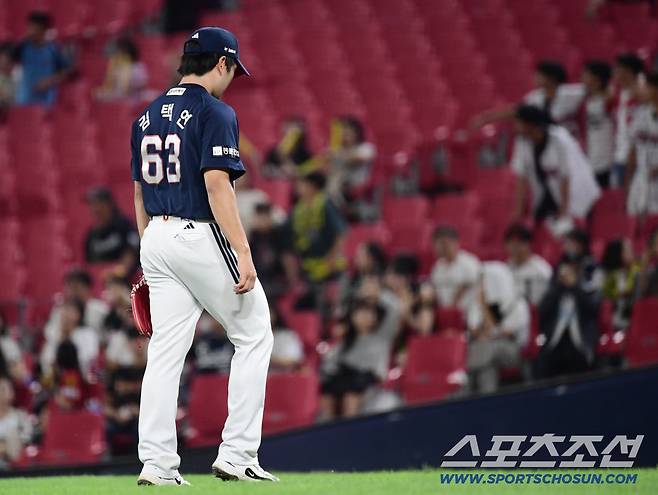 9회말 2사 동점 허용 후 강판 당하는 두산 마무리 김택연.