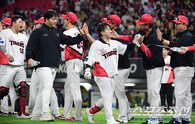 가을야구 희망 이어간 KIA. 동료들과 하이파이브를 나누고 있는 김선빈.