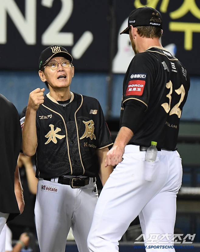 11일 서울 잠실구장에서 열린 KT-LG전. 6대4 역전승을 거둔 KT 이강철 감독이 패트릭을 맞이하고 있다. 잠실=정재근 기자 cjg@sportschosun.com/2025.9.11/