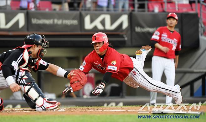 24일 광주 기아챔피언스필드에서 열린 KIA 타이거즈와 LG 트윈스의 경기. 2회말 2사 1루 KIA 한준수 안타 때 홈을 노렸던 김선빈이 LG 포수 박동원에게 태그 아웃되고 있다. 광주=박재만 기자 pjm@sportschosun.com/2025.08.24/