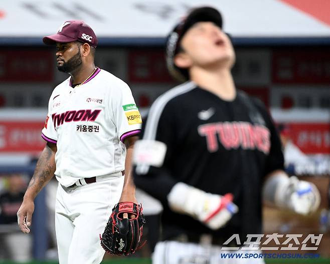 9일 고척스카이돔에서 열린 LG와 키움의 경기, 4회초 알칸타라가 박동원을 내야땅볼로 잡아내 이닝을 끝낸 뒤 더그아웃으로 향하고 있다. 고척=허상욱 기자wook@sportschosun.com/2025.09.09/