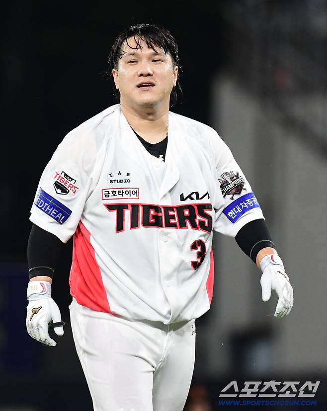 12일 광주 기아챔피언스필드에서 열린 KIA와 두산의 경기. 9회말 KIA 김선빈이 끝내기 안타를 날렸다. 동료들의 축하를 받고 있는 김선빈. 광주=송정헌 기자songs@sportschosun.com/2025.09.12/