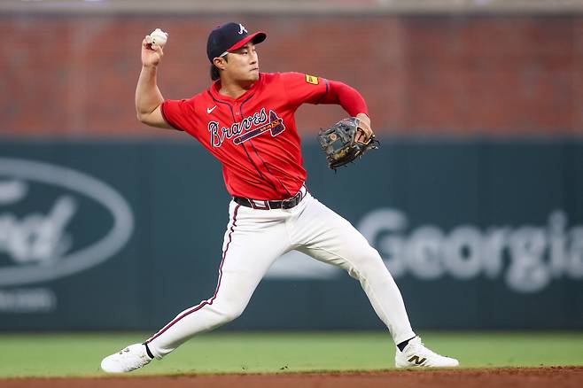 애틀랜타 브레이브스 김하성이 13일(한국시각) 트루이스트파크에서 열린 휴스턴 애스트로스전에 유격수로 출전, 2회초 크리스티안 워커의 땅볼을 잡아 1루로 던지고 있다. Imagn Images연합뉴스