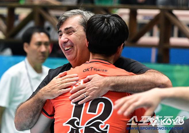 현대캐피탈 필립 블랑 감독이 OK저축은행으로 옮긴 전광인을 반갑게 안아주고 있다. 사진제공=KOVO