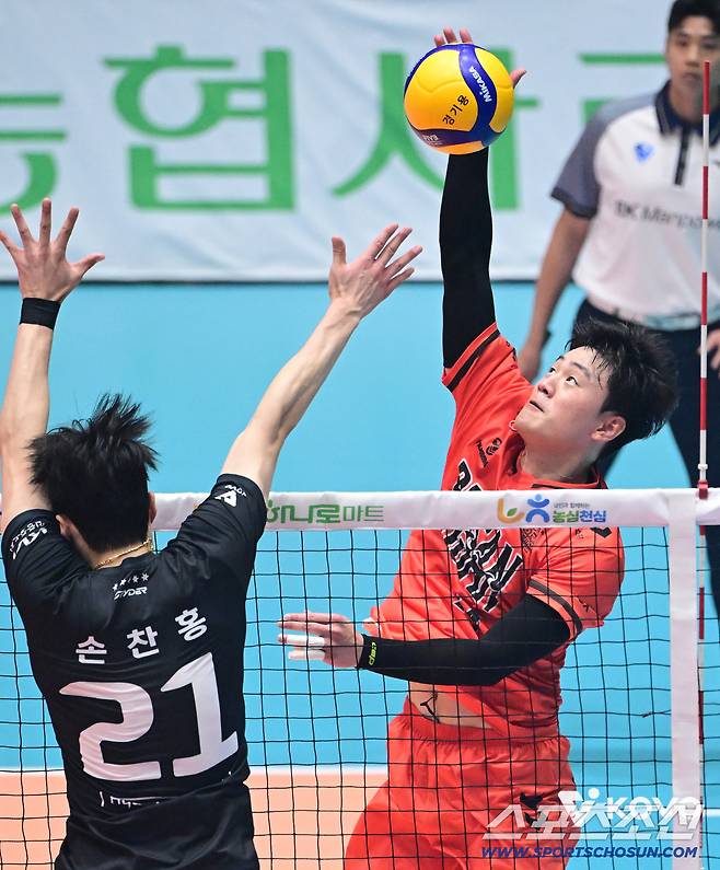 OK저축은행 송희채가 스파이크를 날리고 있다. 사진제공=KOVO